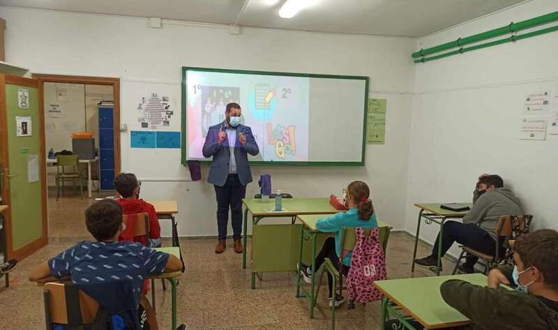 El concejal de Igualdad, Jonay López, en un centro educativo de Telde/TA.